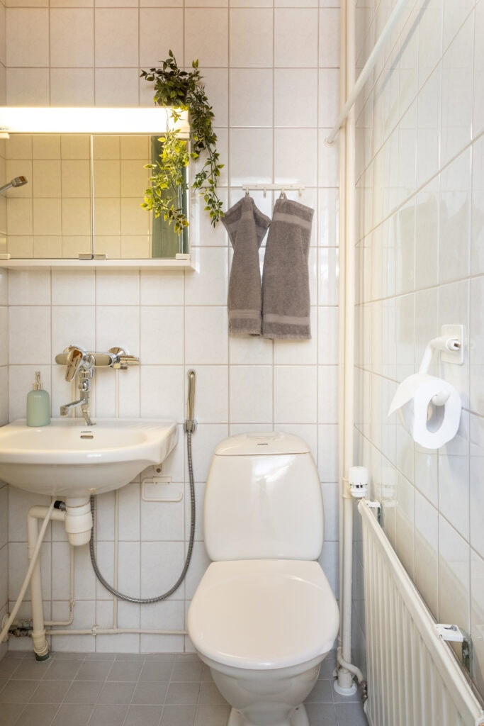 Full bathroom 1