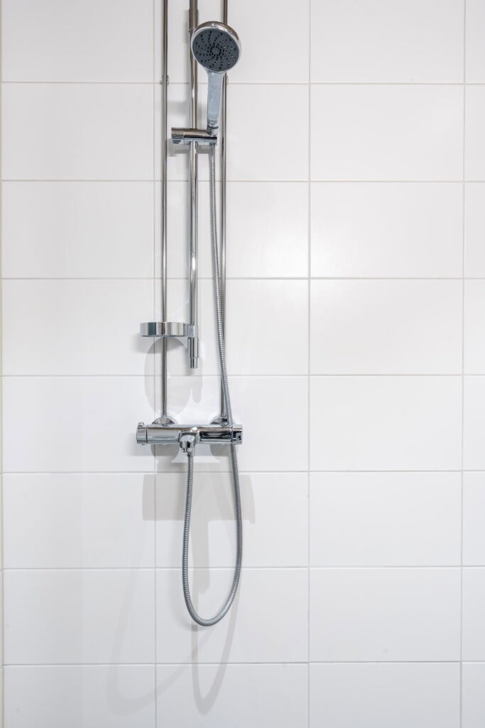 Full bathroom 1