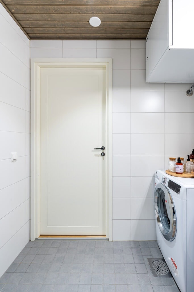 Full bathroom 1