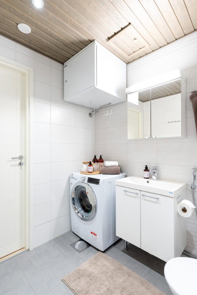 Full bathroom 1