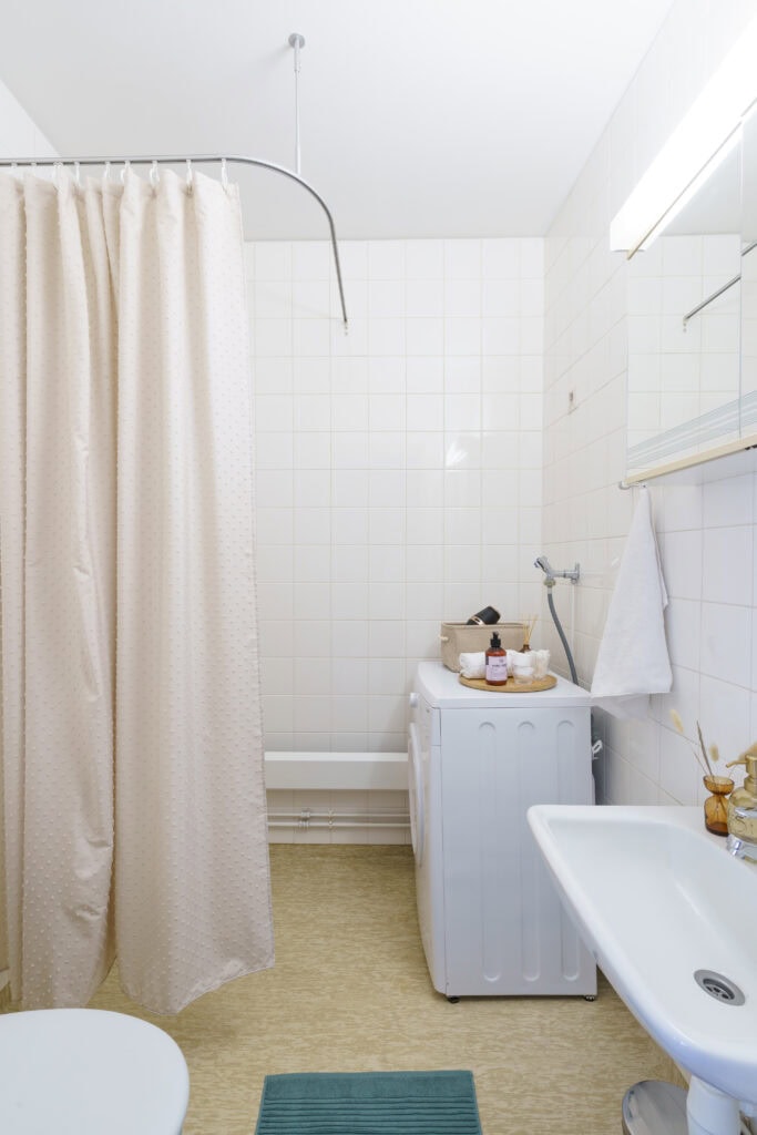 Full bathroom 1