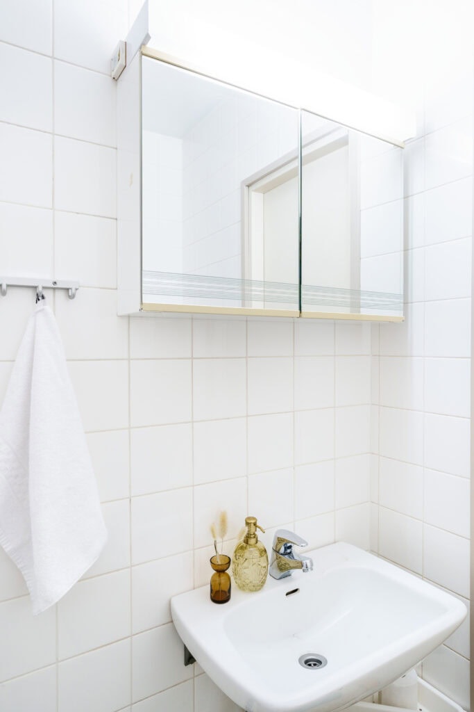 Full bathroom 1