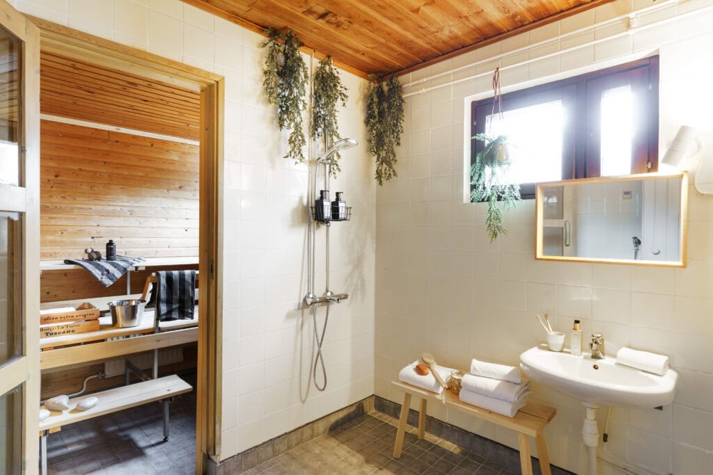 Full bathroom 1