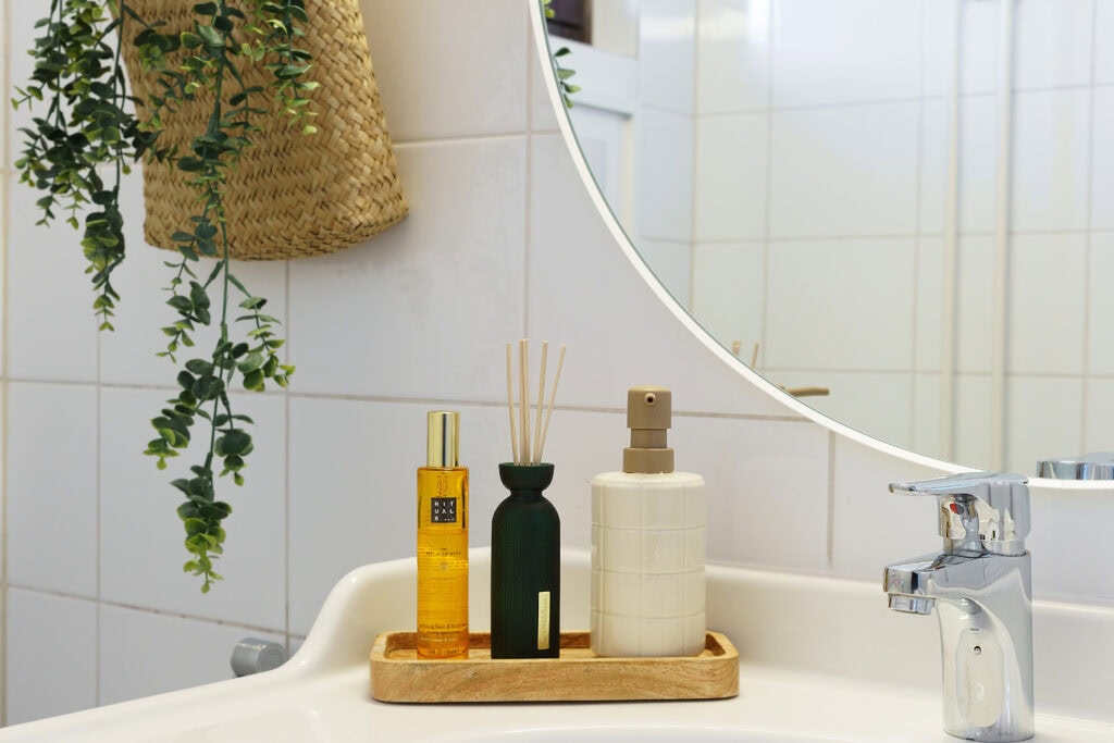 Half bathroom 1