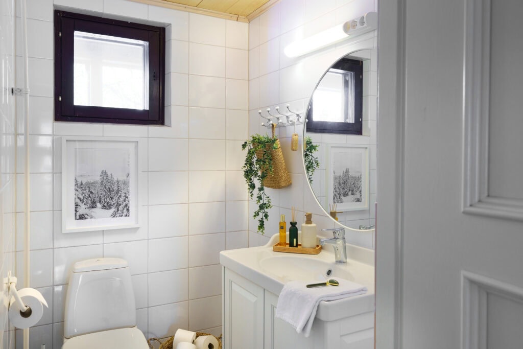 Half bathroom 1