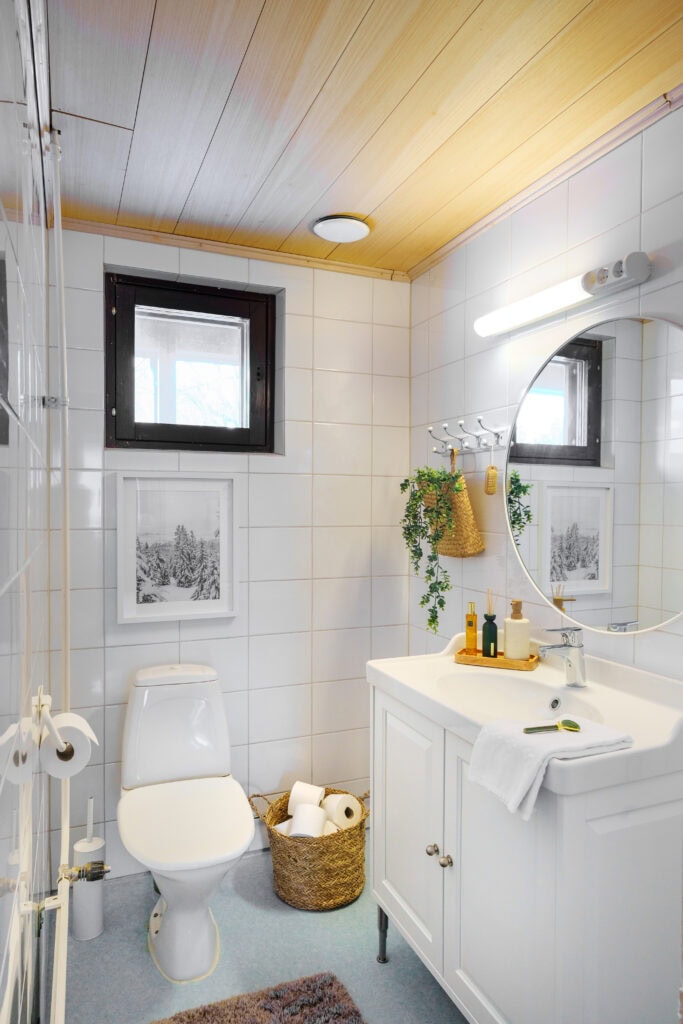 Half bathroom 1