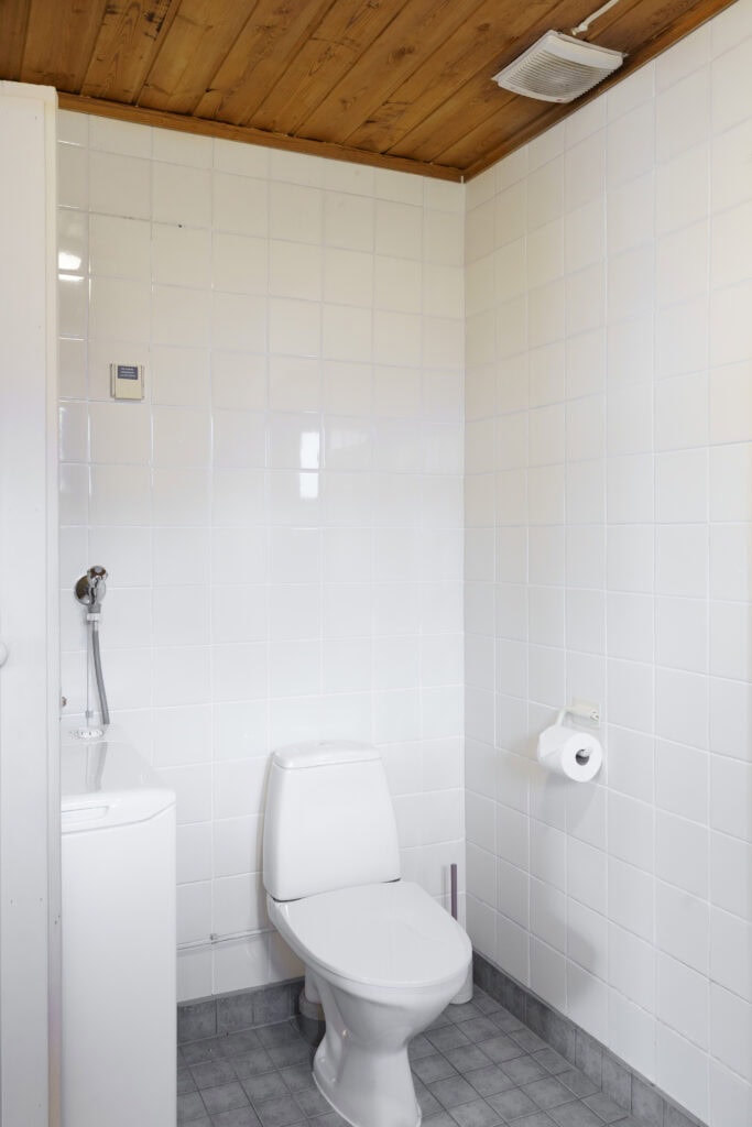 Full bathroom 1