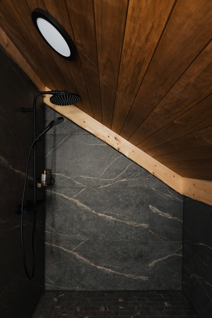 Full bathroom 2