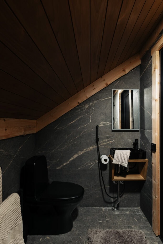 Full bathroom 2