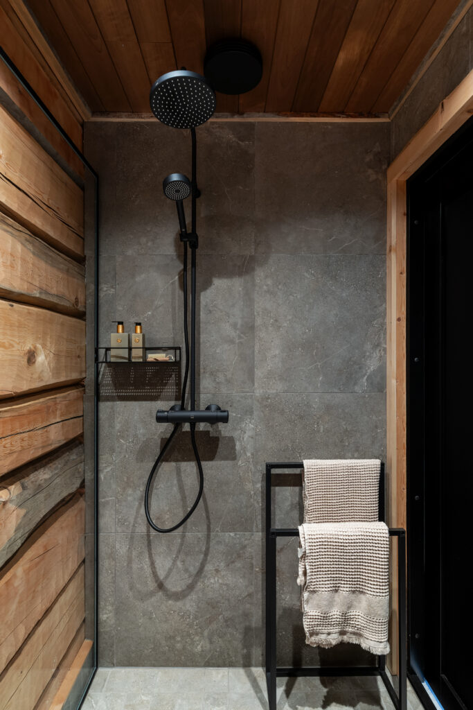 Full bathroom 1