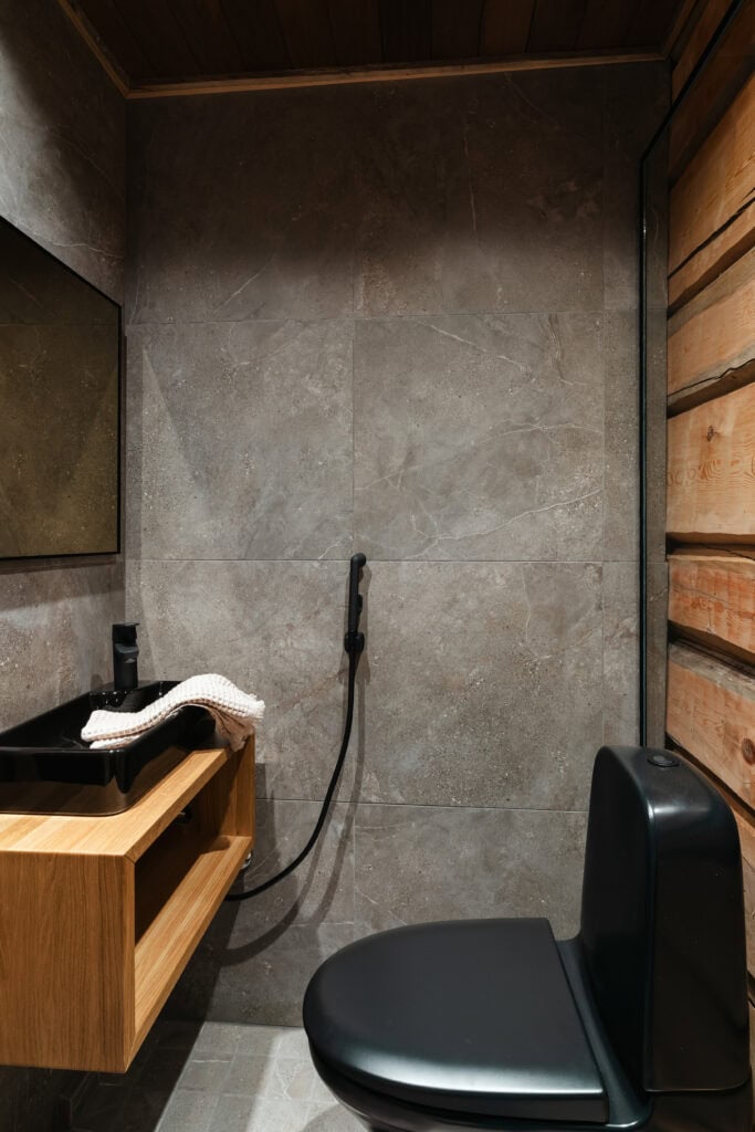 Full bathroom 1