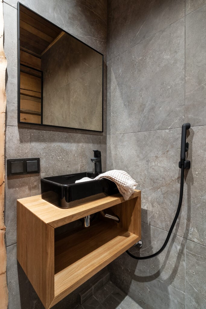 Full bathroom 1