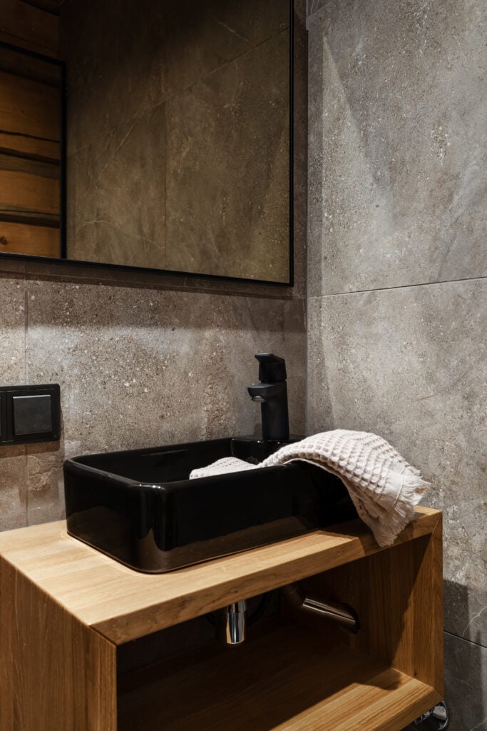 Full bathroom 1