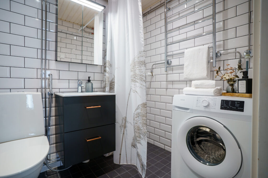 Full bathroom 1