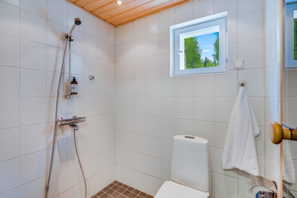 Full bathroom 1
