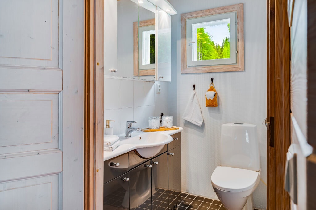 Half bathroom 1