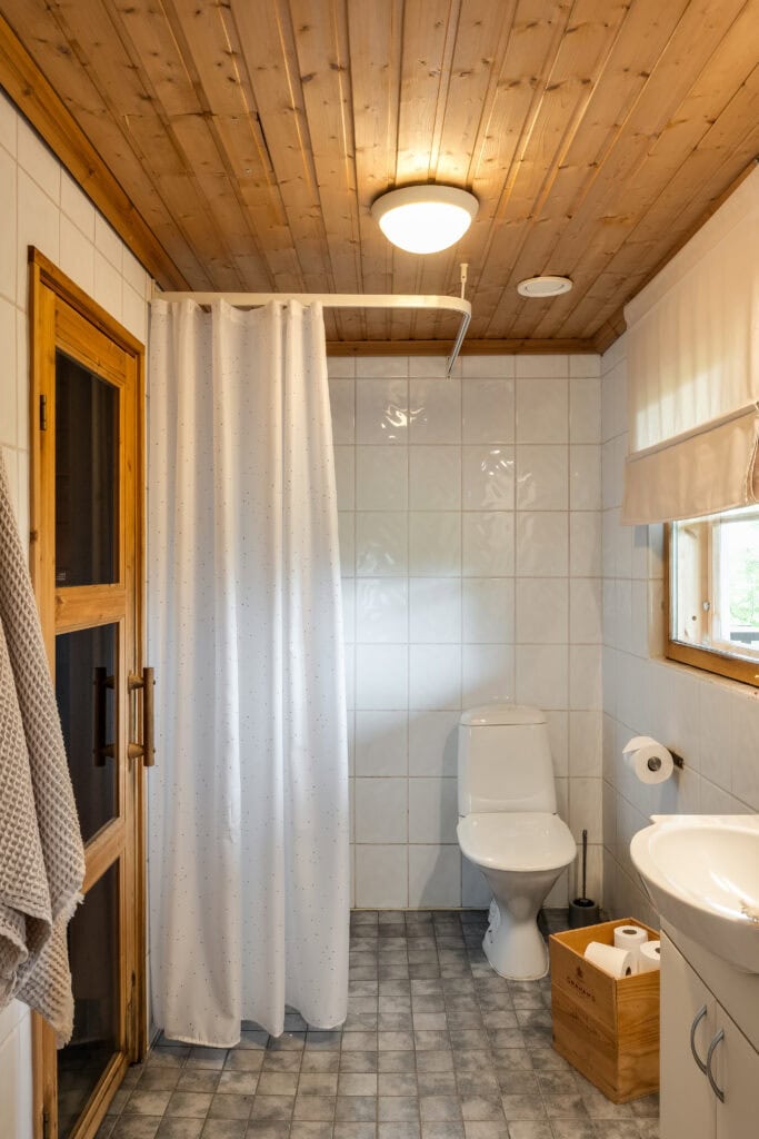 Full bathroom 1