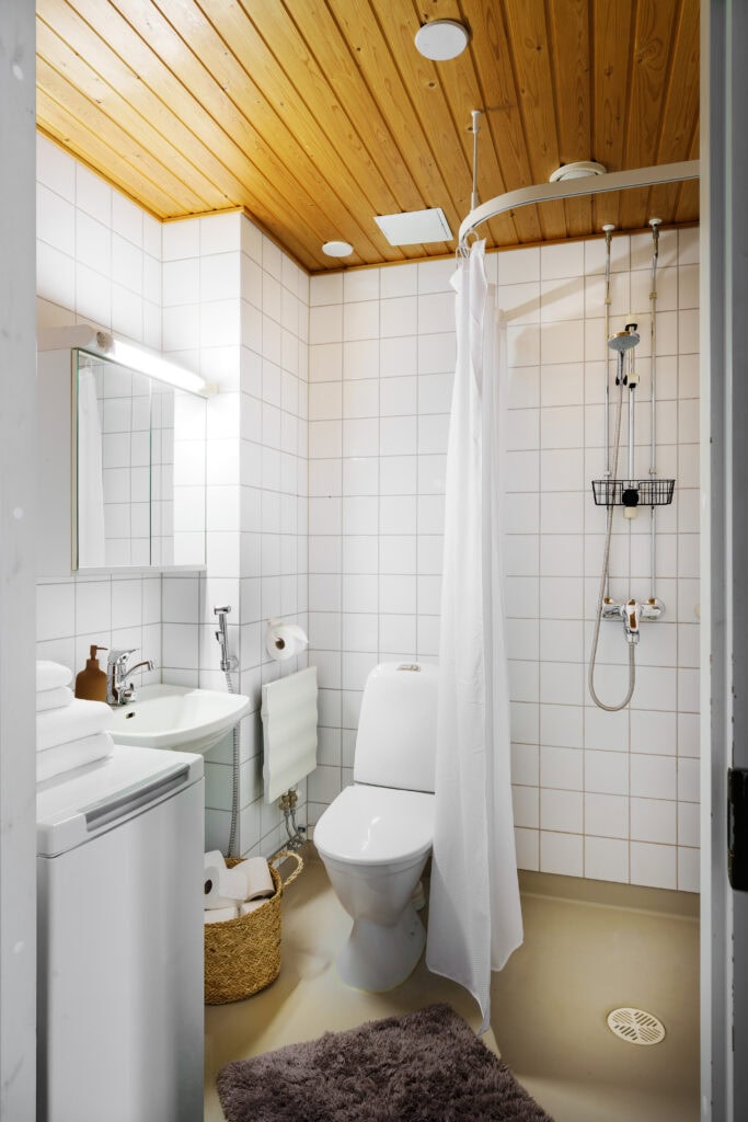Full bathroom 1