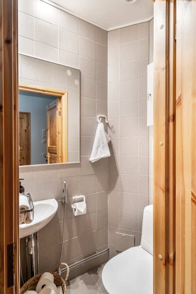 Half bathroom 1