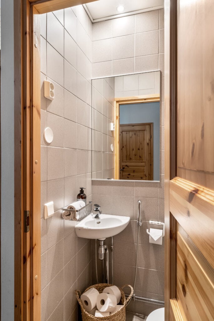 Half bathroom 1