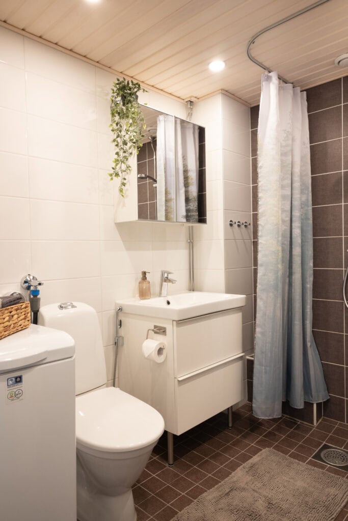 Full bathroom 1