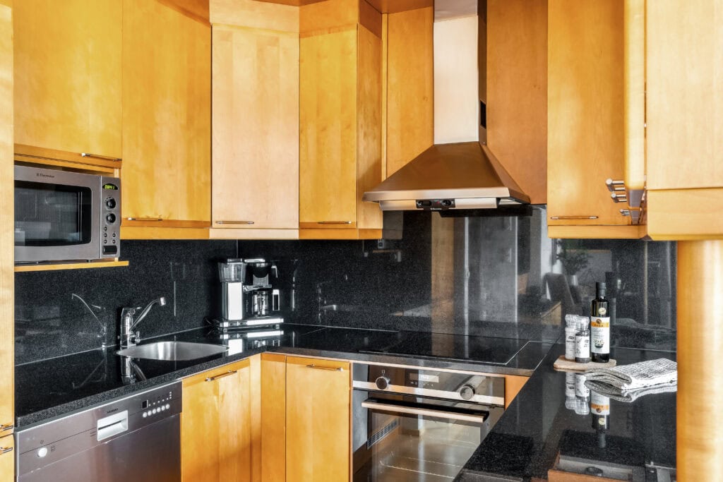Full kitchen