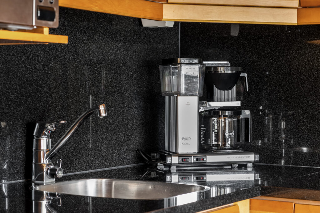 Full kitchen