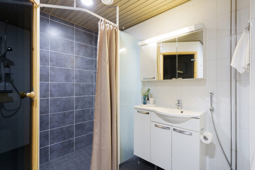 Full bathroom 1
