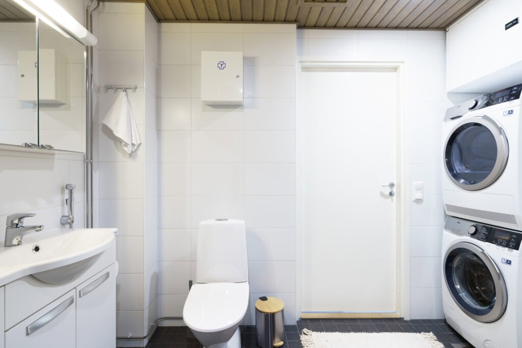 Full bathroom 1
