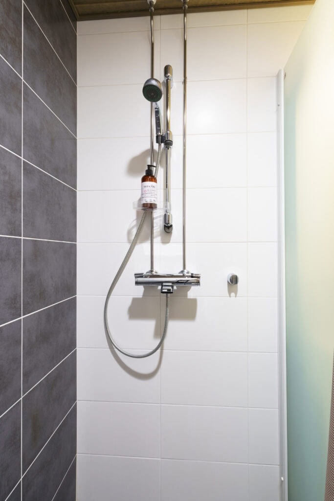 Full bathroom 1