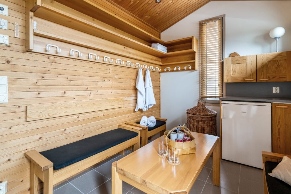 Full bathroom 1