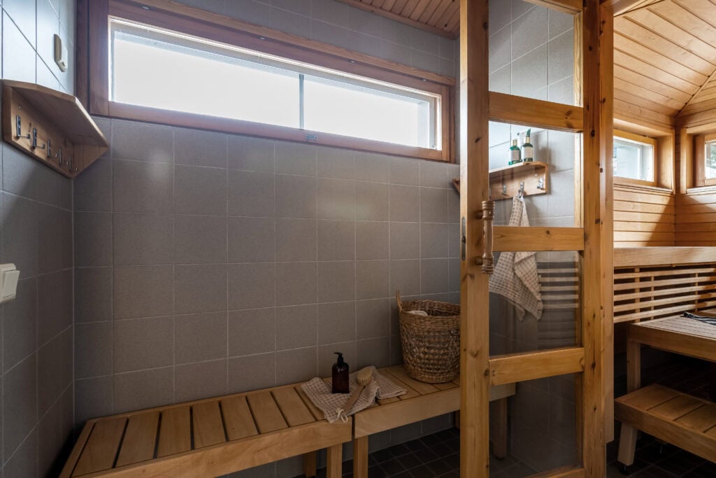 Full bathroom 1
