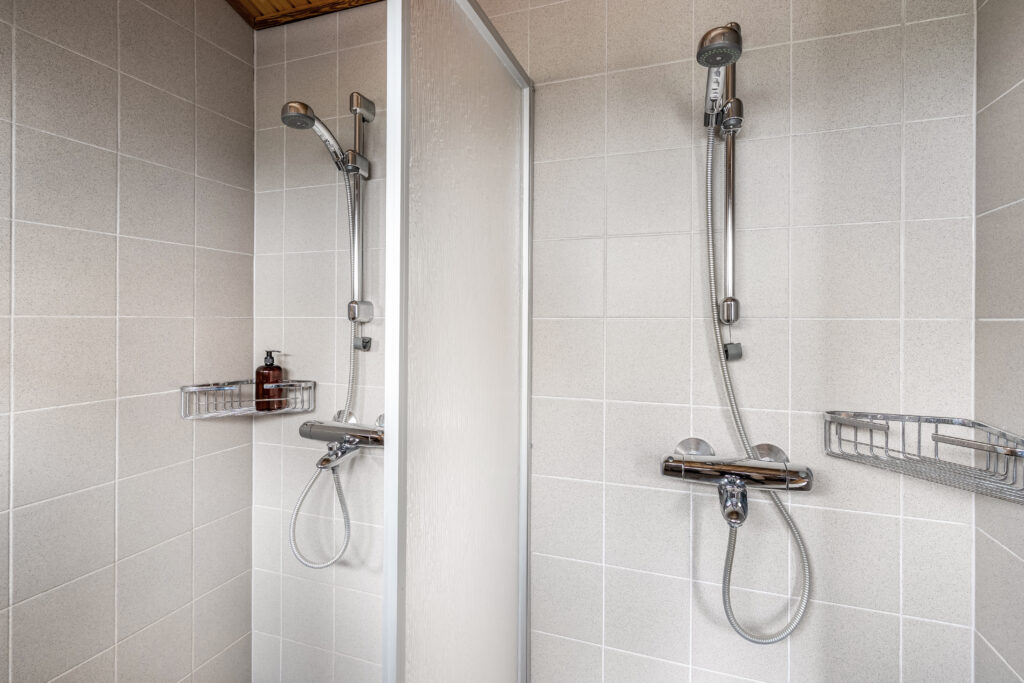Full bathroom 1