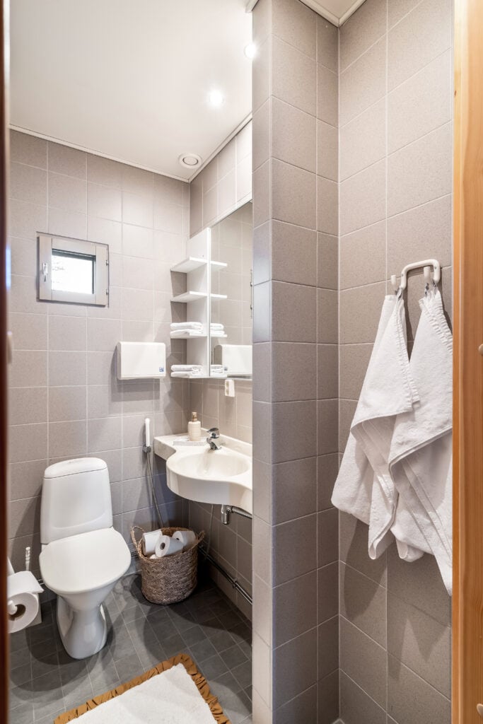 Half bathroom 2