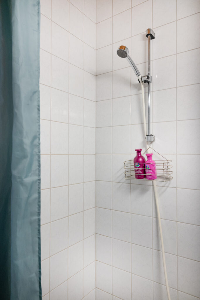 Full bathroom 1