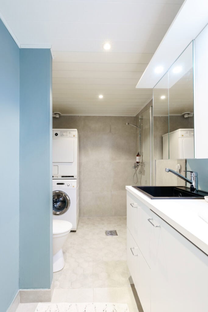 Full bathroom 1