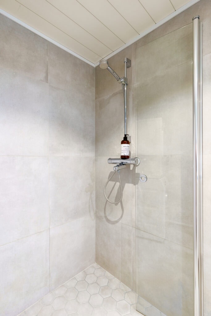Full bathroom 1