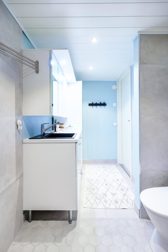 Full bathroom 1