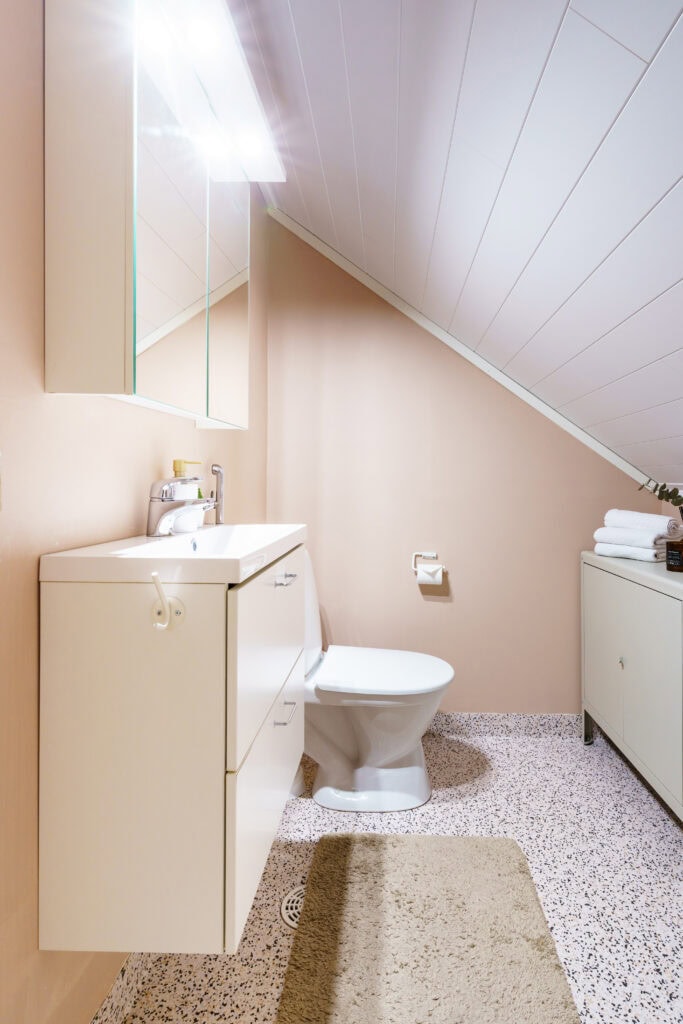 Half bathroom 1