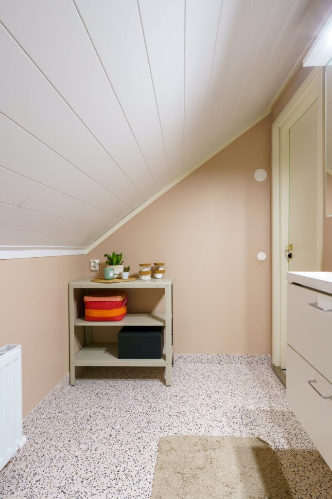 Half bathroom 1