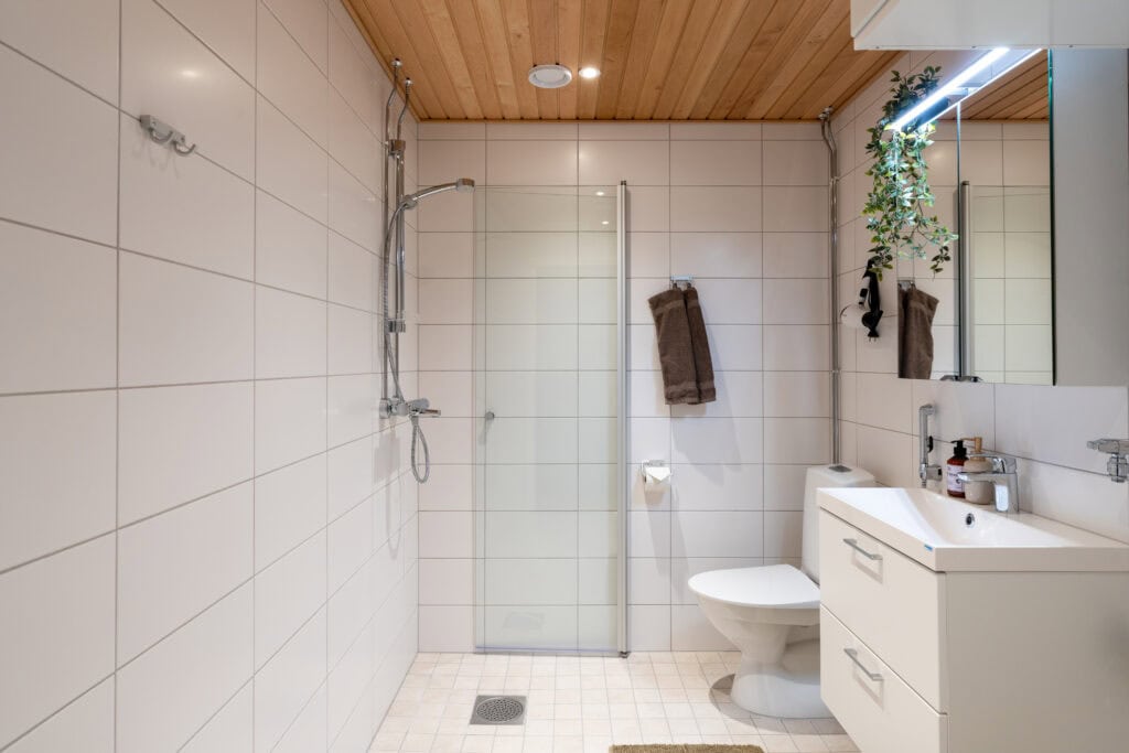 Full bathroom 1