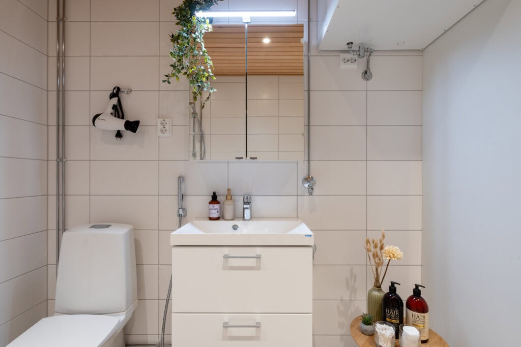 Full bathroom 1