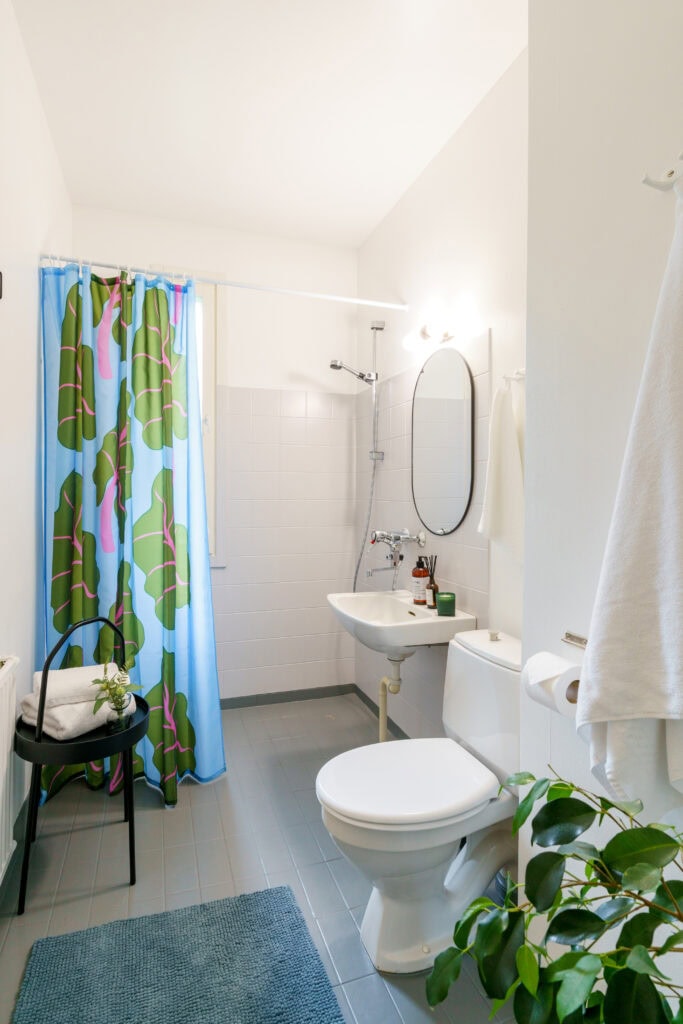 Full bathroom 1