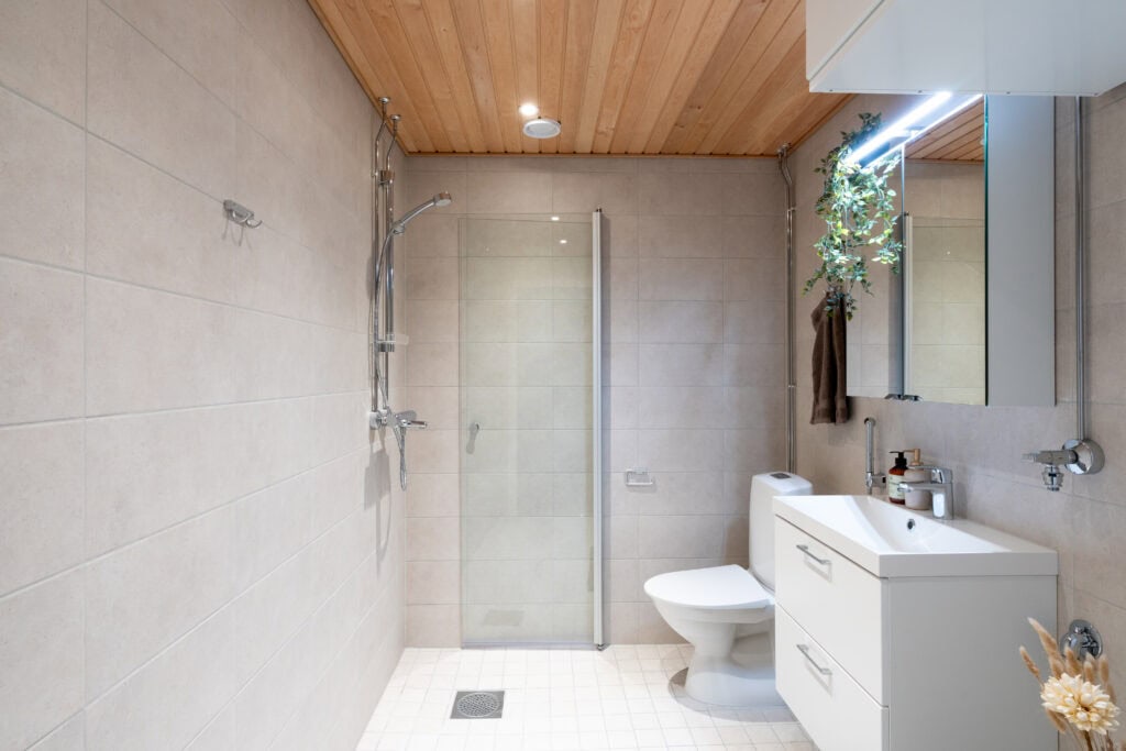 Full bathroom 1