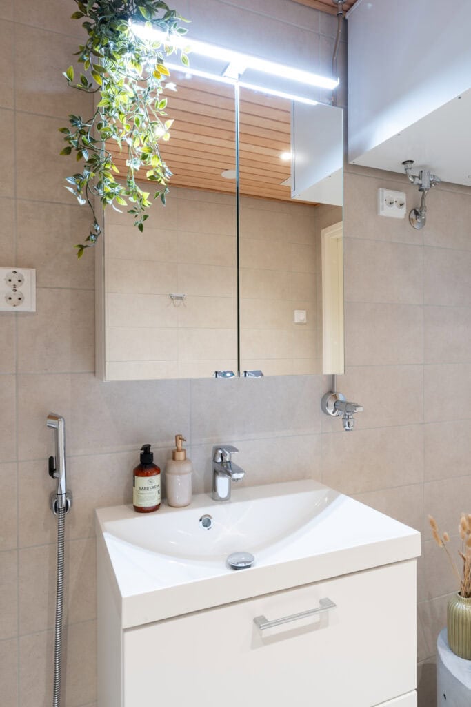 Full bathroom 1