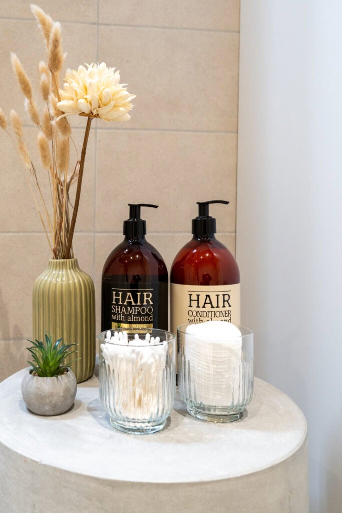 Full bathroom 1