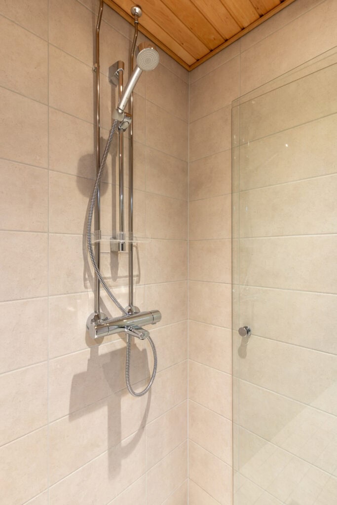 Full bathroom 1