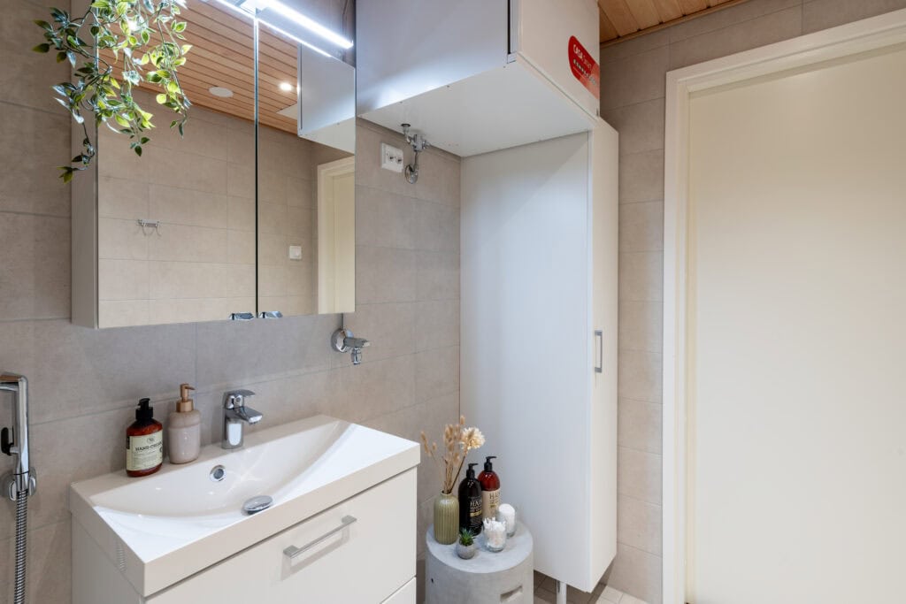 Full bathroom 1