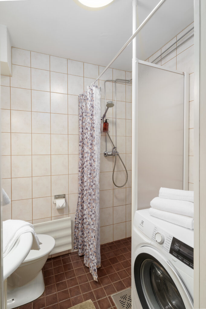 Full bathroom 1