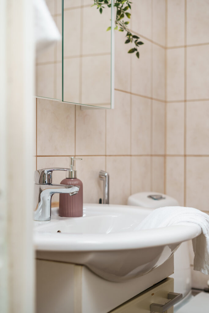Full bathroom 1